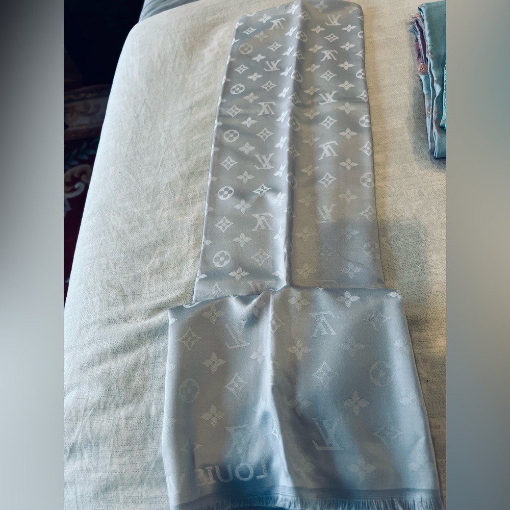 New Silver Scarf 🧣 
74x28”